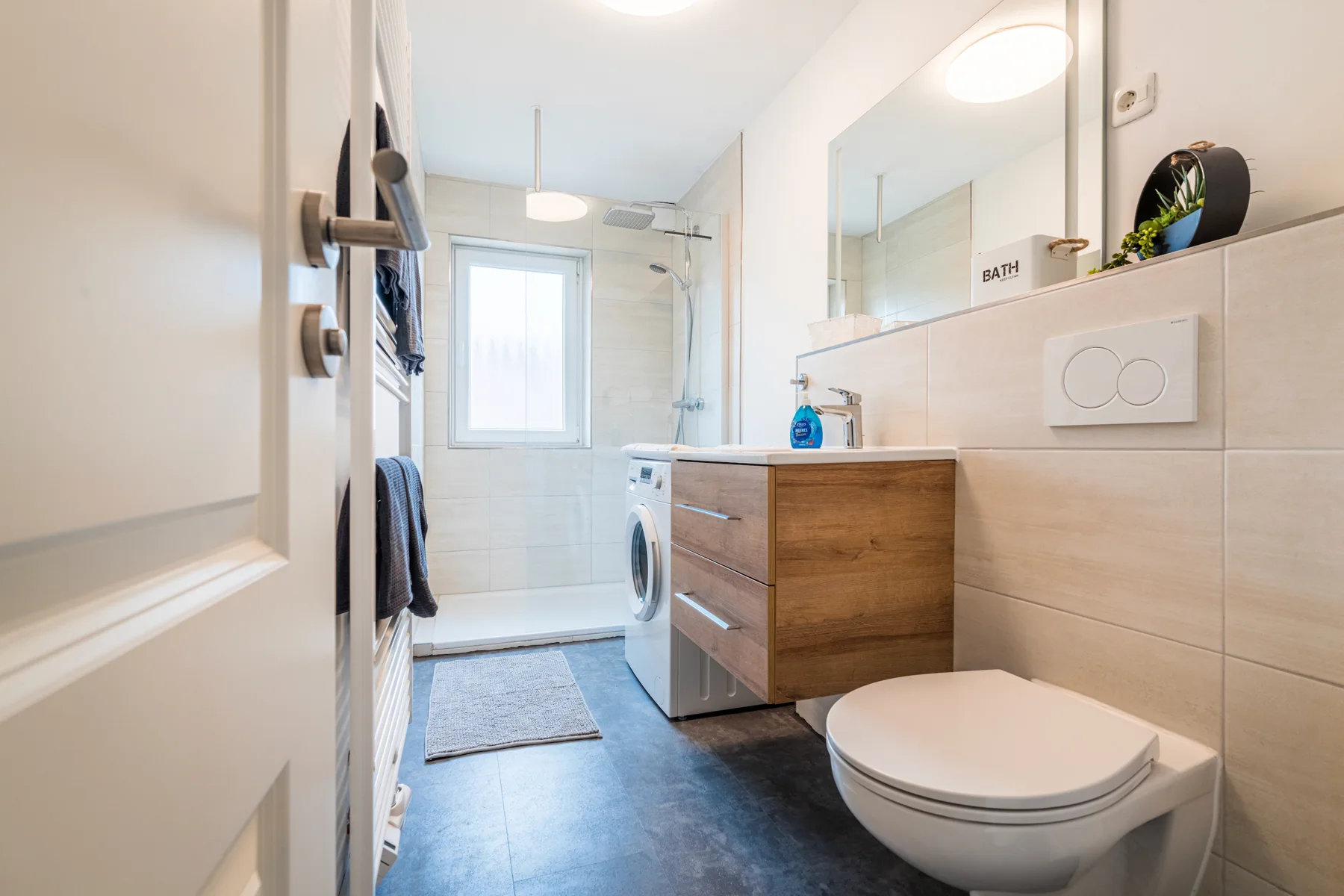 Badezimmer mit Dusche und Waschtisch