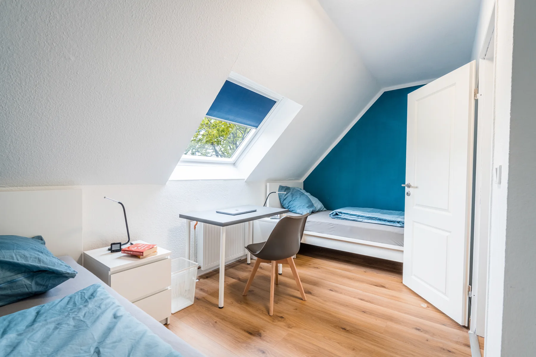 Kinderzimmer mit Bett und Schreibtisch